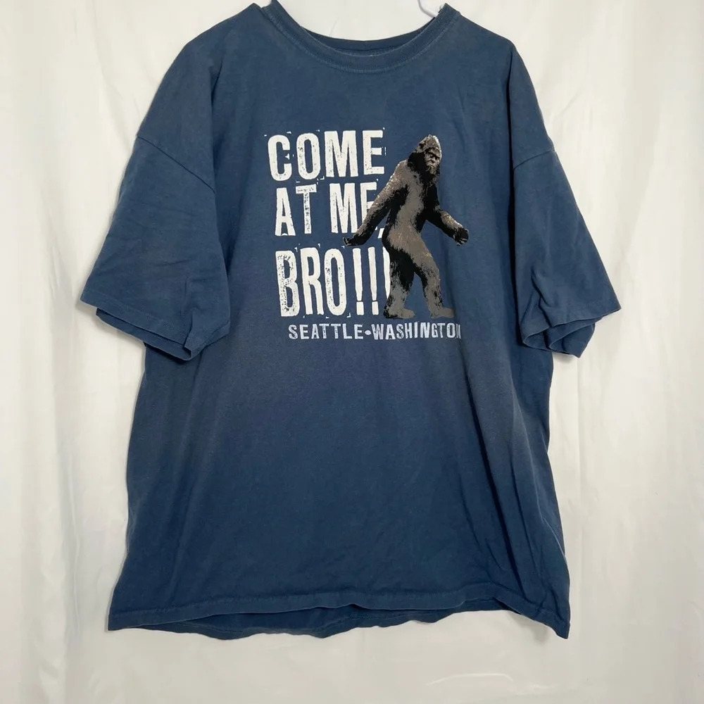 Men's The Duck Co. Come At Me Bro Seattle Washington Big Foot T-Shirt‎ XXL Blue